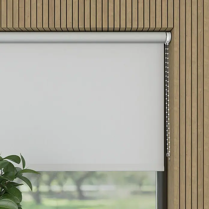 Rollo - B x H: 80 x 190 cm, Grau, Tageslichtdurchlässig - Eine Rolllade in neutralem Grau ist vor einem Fenster montiert, mit einem Kettenzug zur Bedienung und einer holzvertäfelten Wand im Hintergrund.
