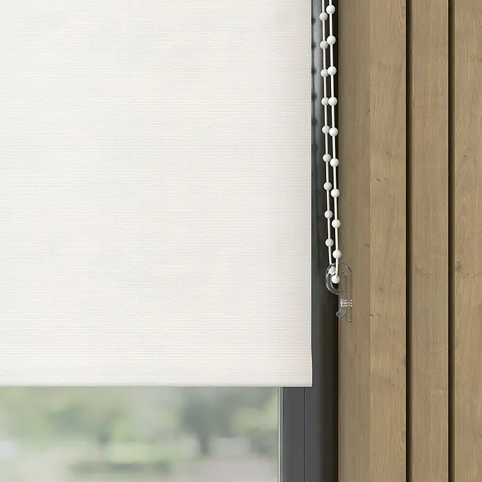 Verdunkelungsrollo Colormatch - B x H: 120 x 190 cm, Weiß - Nahaufnahme einer eleganten, weißen Doppelrollo mit Kettenzugbedienung und Blick ins Freie.