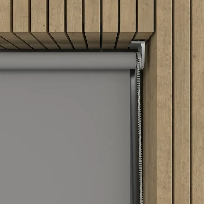 Verdunkelungsrollo Mini Colormatch - B x H: 80 x 150 cm, Grau - Graue Rollmarkise an einer Holzwand. Ideal für Innenräume, die ein modernes und diskretes Design schätzen. Einfache Bedienung mit Kettenzug.