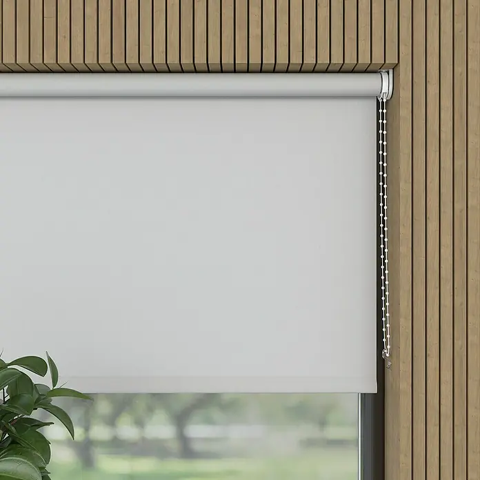 Rollo - B x H: 80 x 190 cm, Grau, Tageslichtdurchlässig - Ein graues Rollo ist vor einem Fenster mit einem Holzwandhintergrund zu sehen. Es bietet Privatsphäre und Lichtschutz.