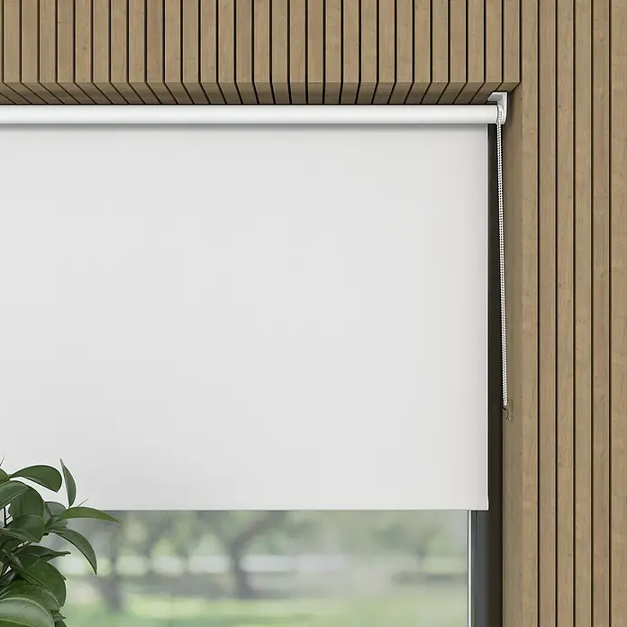 Verdunkelungsrollo Mini Colormatch - B x H: 80 x 150 cm, Weiß - Bild einer weißen Rollgardine, die an einer Fensterbank mit Holzpaneelen montiert ist. Die Rollgardine ist blickdicht und bietet Privatsphäre.
