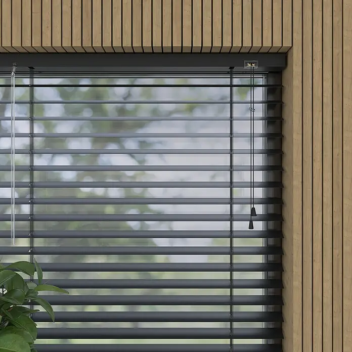 Expo Ambiente Jalousie - B x H: 80 x 175 cm, Schwarz, Aluminium - Detailansicht eines Fensters mit geschlossenen Jalousien, das für Privatsphäre und Verdunkelung sorgt.