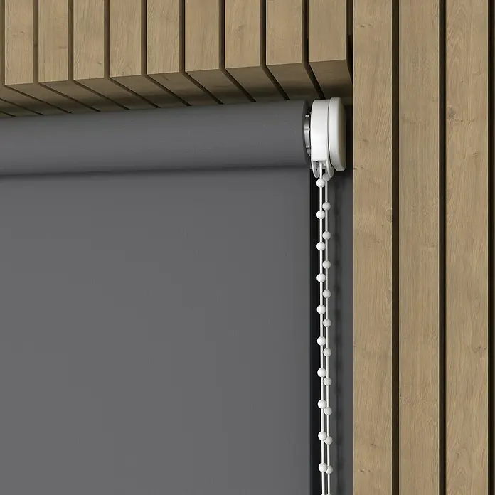 Rollo - B x H: 70 x 190 cm, Anthrazit, Tageslichtdurchlässig - Nahaufnahme einer grauen Rollo mit weißer Kette an einer Holzwand.