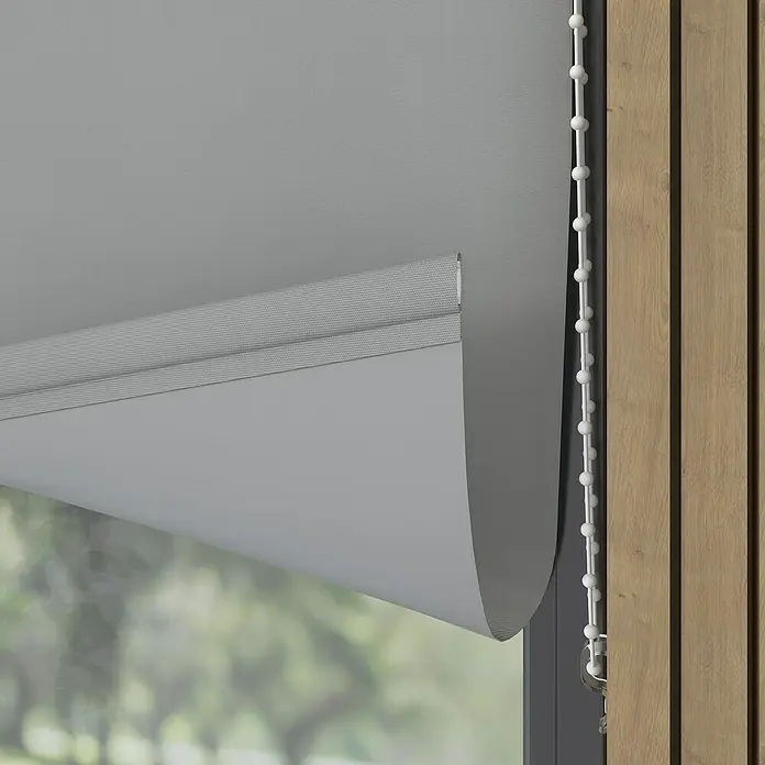 Verdunkelungsrollo Colormatch - B x H: 60 x 190 cm, Grau - Nahaufnahme einer modernen, grauen Rollgardine mit Kettenzug vor einem Fenster, die für eine stilvolle Lichtregulierung und Privatsphäre sorgt.