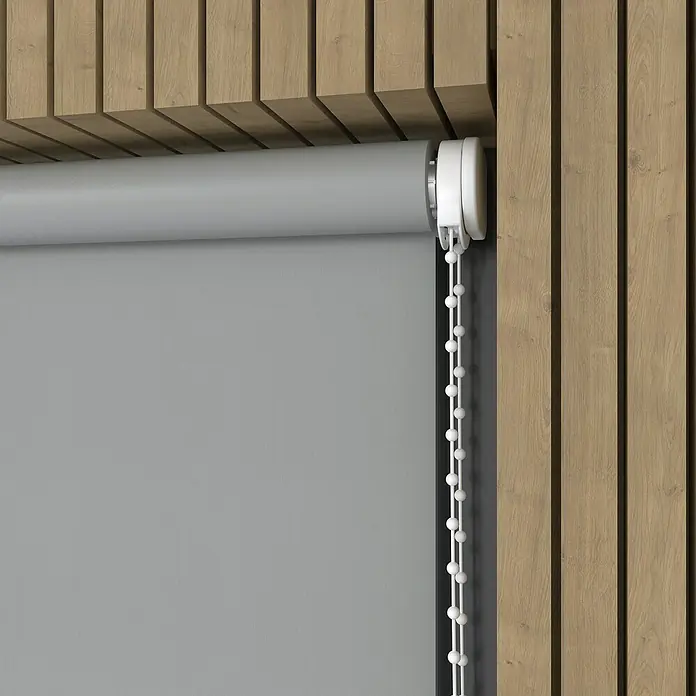 Verdunkelungsrollo Colormatch - B x H: 60 x 190 cm, Grau - Graue Rollos mit weißer Kette vor einer Holzwand. Praktisch und stilvoll für jeden Raum.