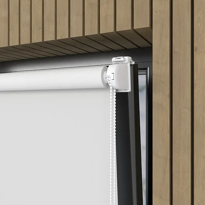 Verdunkelungsrollo Mini Colormatch - B x H: 80 x 150 cm, Weiß - Nahaufnahme eines Rollladens mit Kettenzug vor einer Holzwand. Der Rollladen ist weiß und der Kettenzug hängt ordentlich herunter.