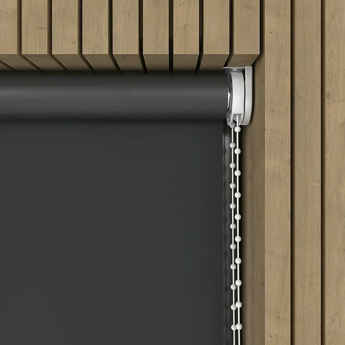 Verdunkelungsrollo Colormatch - B x H: 70 x 190 cm, Anthrazit - Nahaufnahme eines grauen Rollos mit weißer Kette vor einem Holzhintergrund, das für ein modernes und stilvolles Ambiente sorgt.