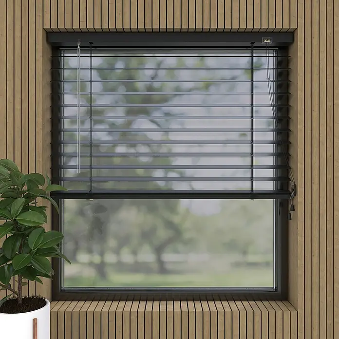 Expo Ambiente Jalousie - B x H: 80 x 175 cm, Schwarz, Aluminium - Fenster mit modernen schwarzen Jalousien, die teilweise geöffnet sind und einen Blick nach draußen freigeben.