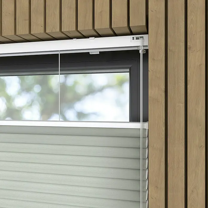 Wabenplissee Tageslicht - B x H: 60 x 175 cm, Grau - Nahaufnahme eines grauen, horizontalen Plissees vor einem Fenster, das teilweise geschlossen ist. Das Plissee bietet Privatsphäre und Lichtschutz.