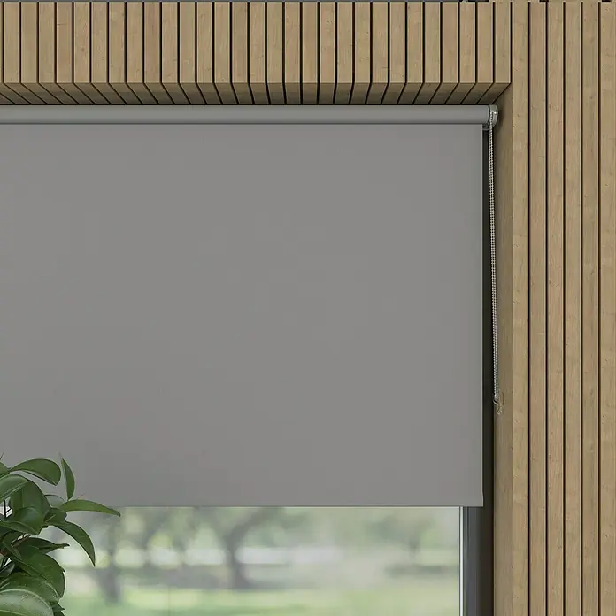 Verdunkelungsrollo Mini Colormatch - B x H: 80 x 150 cm, Grau - Graue Rolloblende vor einem Fenster mit Holzverkleidung. Bietet Privatsphäre und Lichtschutz.