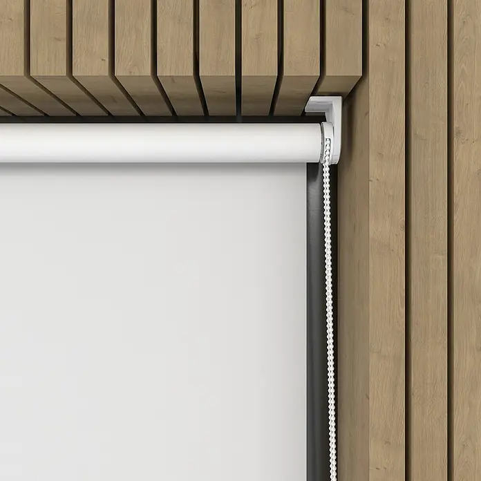 Verdunkelungsrollo Mini Colormatch - B x H: 80 x 150 cm, Weiß - Nahaufnahme einer weißen Rollgardine mit Kettenzug vor einer Holzwand, die eine minimalistische Ästhetik und funktionale Eleganz bietet.