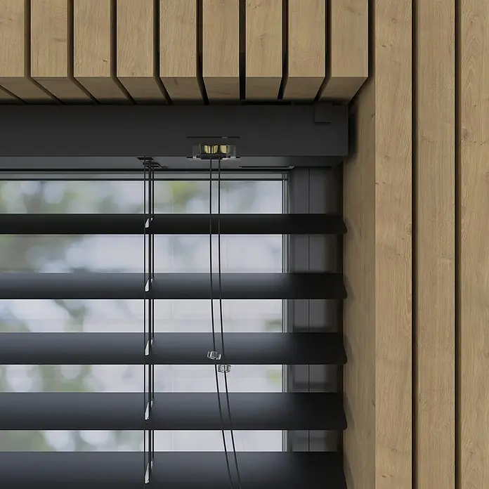 Expo Ambiente Jalousie - B x H: 80 x 175 cm, Schwarz, Aluminium - Nahaufnahme von horizontalen Jalousien aus Holz, die in einem modernen Raum Licht und Privatsphäre bieten. Die schwarzen Lamellen sind elegant.
