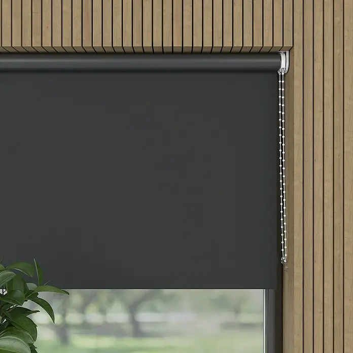 Verdunkelungsrollo Colormatch - B x H: 70 x 190 cm, Anthrazit - Diese Nahaufnahme zeigt eine graue Rollo vor einem Fenster, das für Privatsphäre und Verdunkelung sorgt. Die Rollo ist mit einer Zugschnur ausgestattet.
