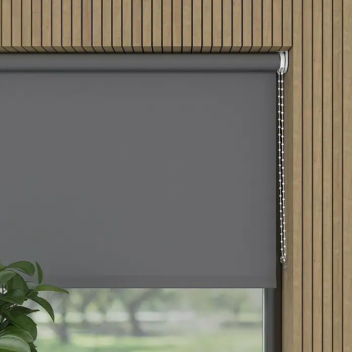 Rollo - B x H: 90 x 190 cm, Anthrazit, Tageslichtdurchlässig - Eine graue Rollo ist vor einem Fenster mit Blick auf eine grüne Landschaft angebracht, um Privatsphäre und Lichtschutz zu bieten.