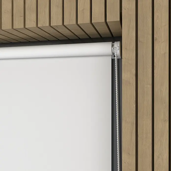 Verdunkelungsrollo Mini Colormatch - B x H: 80 x 150 cm, Weiß - Nahaufnahme einer weißen Rolljalousie vor einer Holzwand, die Funktionalität mit modernem Design verbindet. Ideal für stilvolle Fensterdekoration.