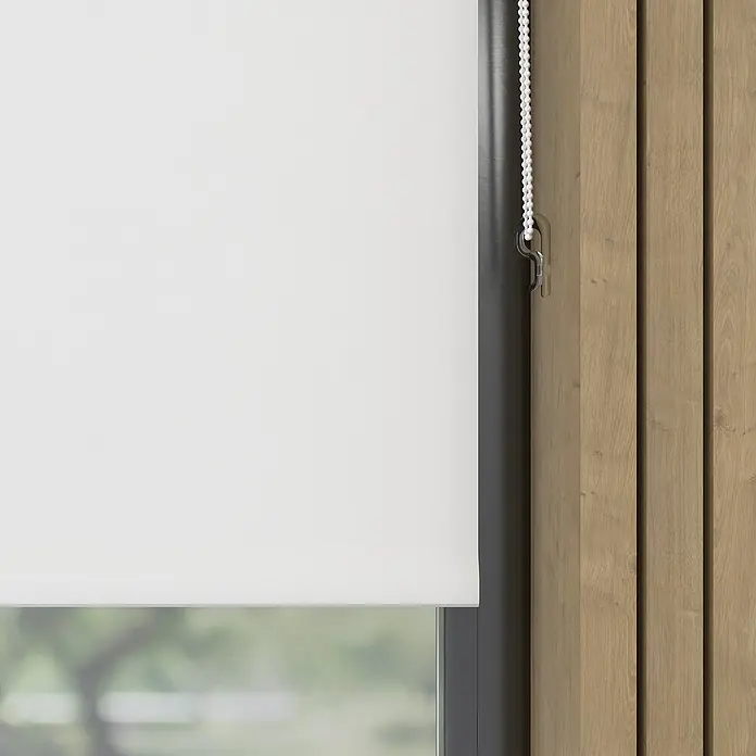 Verdunkelungsrollo Mini Colormatch - B x H: 80 x 150 cm, Weiß - Eine Nahaufnahme eines weißen Rollos vor einem Fenster, das teilweise mit Holzpaneelen bedeckt ist. Der Kettenzug des Rollos ist gut sichtbar.