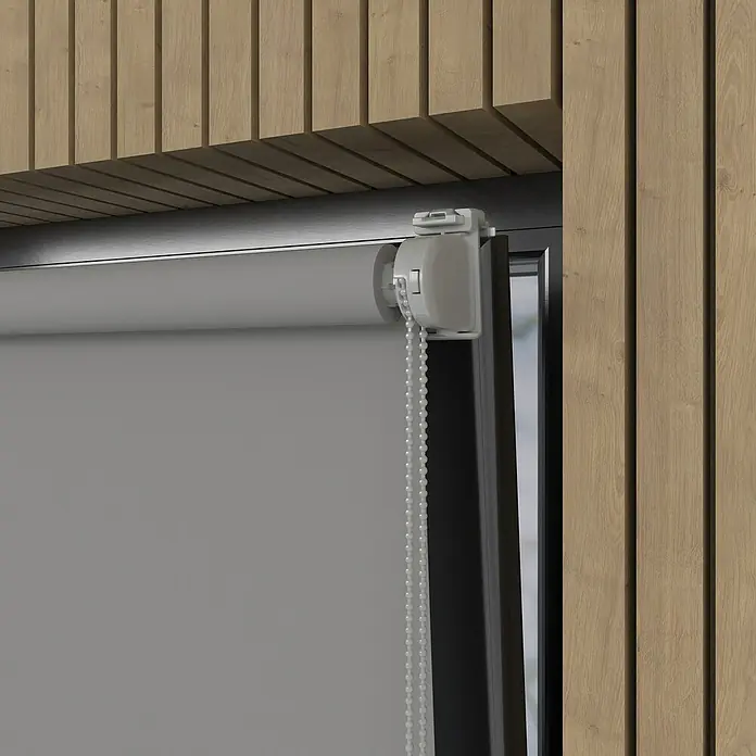 Verdunkelungsrollo Mini Colormatch - B x H: 80 x 150 cm, Grau - Nahaufnahme einer grauen Rollladens mit weißer Kette vor einer Wand mit Holzpaneelen, die ein modernes und stilvolles Interieur zeigt.