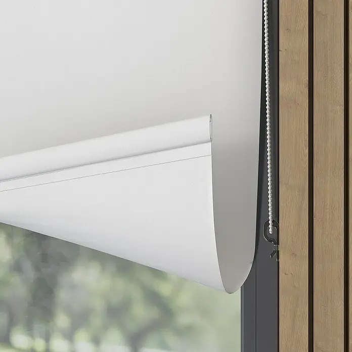 Verdunkelungsrollo Mini Colormatch - B x H: 80 x 150 cm, Weiß - Eine Nahaufnahme einer teilweise heruntergelassenen weißen Rollo vor einem Fenster, die einen modernen und minimalistischen Sonnenschutz bietet.