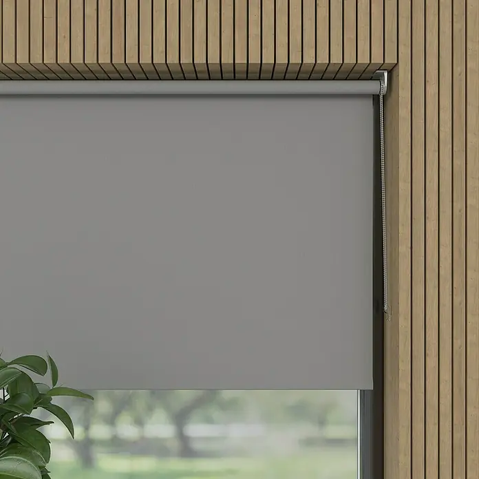 Verdunkelungsrollo Mini Colormatch - B x H: 80 x 150 cm, Grau - Graue Rollo vor einem Fenster mit Holzrahmen. Das Rollo ist heruntergelassen und verdeckt teilweise die Aussicht nach draußen.