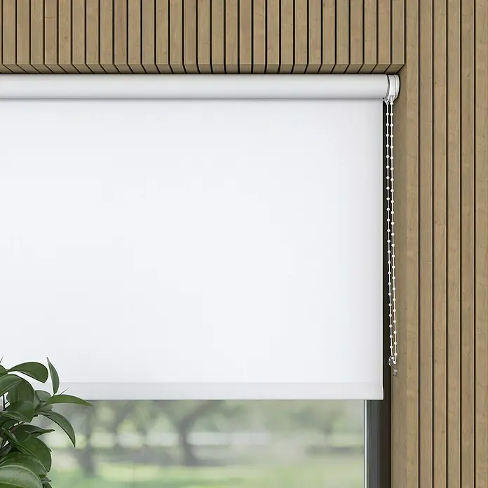 Rollo - B x H: 100 x 190 cm, Weiß, Tageslichtdurchlässig - Nahaufnahme eines weißen Rollos vor einem Fenster mit Holzverkleidung, das elegantes Design und Funktionalität vereint.