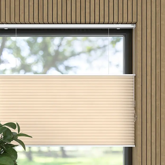 Wabenplissee Tageslicht - B x H: 60 x 175 cm, Taupe - Nahaufnahme einer Fensterdekoration mit einem beigen Plissee-Vorhang, der das Fenster teilweise bedeckt und Privatsphäre bietet.