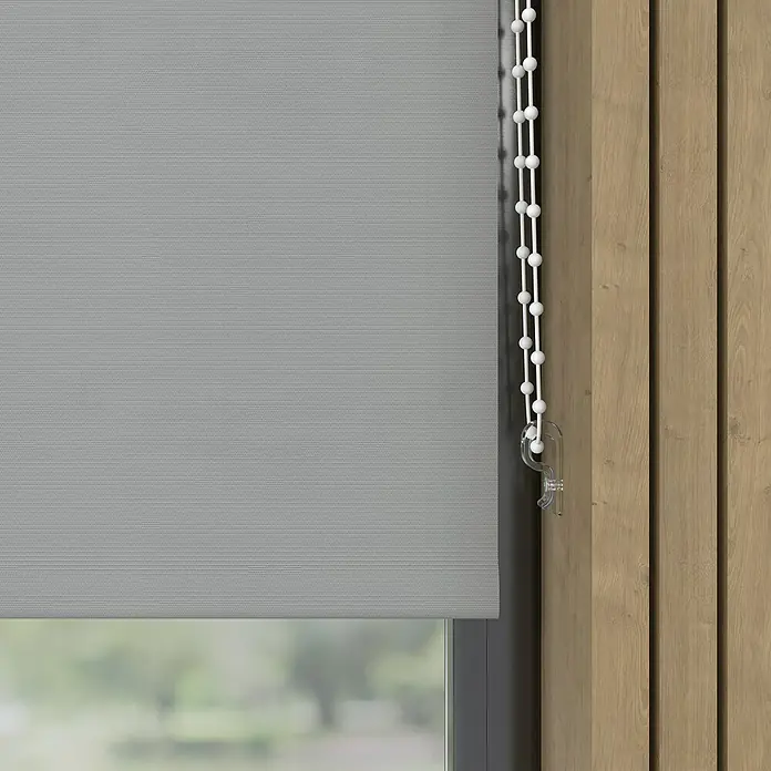 Verdunkelungsrollo Colormatch - B x H: 60 x 190 cm, Grau - Graue Rollo mit Perlenkette zur Steuerung, angebracht an einem Fenster mit Holzrahmen. Effektiver Sonnenschutz für Ihr Zuhause.