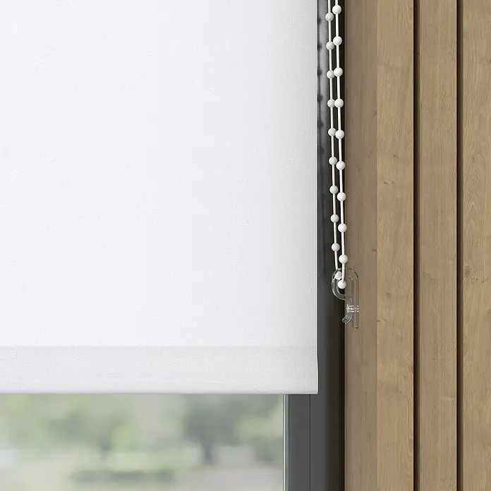Rollo - B x H: 100 x 190 cm, Weiß, Tageslichtdurchlässig - Nahaufnahme eines weißen Rollos mit einer Zugschnur aus Kugeln, die an einer Holzstruktur befestigt ist und für einen sauberen Look sorgt.
