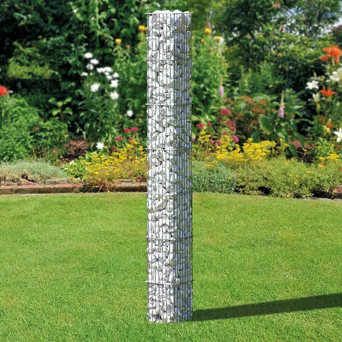 Bellissa Gabionensäule20 x 20 x 175 cm, Stahl, Maschenbreite: 25 mm, Maschenhöhe: 250 mm - Pfosten aus Gabionen mit weißen Steinen gefüllt, steht auf einem grünen Rasen vor blühenden Büschen. Dekoratives Element für den Garten.
