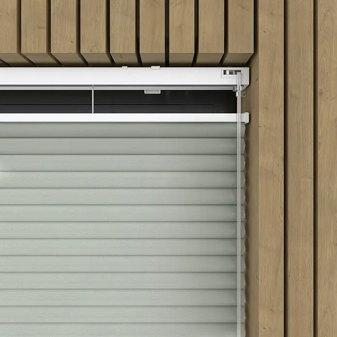 Wabenplissee Tageslicht - B x H: 60 x 175 cm, Grau - Nahaufnahme einer modernen, grauen Jalousie vor einer Holzvertäfelung, die ein elegantes und minimalistisches Design zeigt.