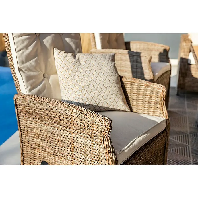 Sillón de jardín Gotland - An x Pr x Al: 60 x 70 x 110 cm, Arena, Poliratán - Primer plano de una silla de ratán con cojín beige y respaldo con botones. Elegante mobiliario de exterior para jardines y terrazas.