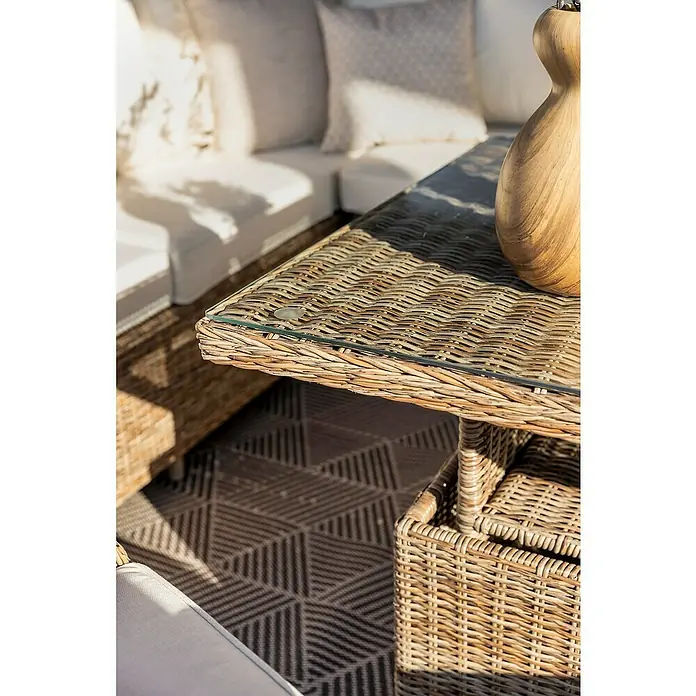 Mesa de jardín Gotland - L x An x Al: 134 x 84 x 68 cm, Aluminio/Ratán sintético, Arena - Primer plano de una mesa de mimbre con tapa de cristal, un complemento elegante para cualquier espacio exterior.
