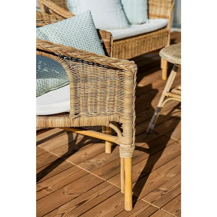 Conjunto de muebles Paula - 4 pzs., Ratán natural, Natural - Primer plano de sillas de ratán con cojines claros en un patio. Se destaca la elaboración detallada del ratán.