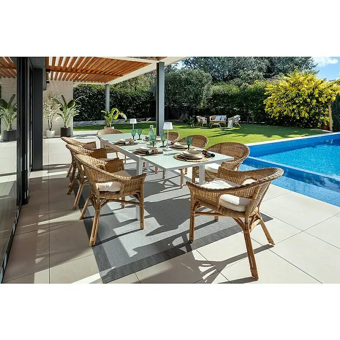 Sunfun Mesa de jardín Petra - L x An x Al: 165 x 100 x 75 cm, Blanco - Atractiva zona al aire libre con mesa de comedor y sillas de mimbre en un patio junto a una piscina, ideal para relajarse y disfrutar al aire libre.