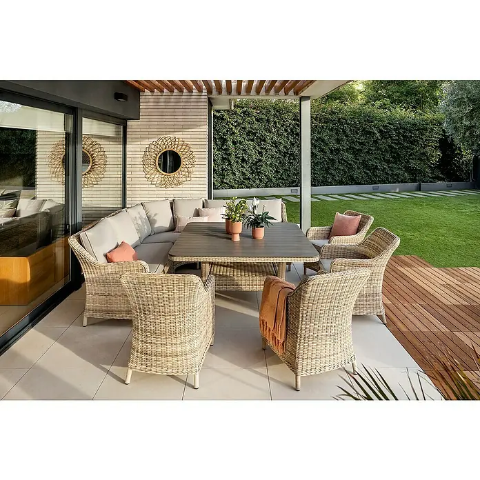 Sunfun Conjunto de muebles Milwaukee - 8 pzs., Ratán sintético, Arena - Un espacio exterior acogedor con un elegante conjunto de comedor de ratán y cojines cómodos, perfecto para relajarse al aire libre.