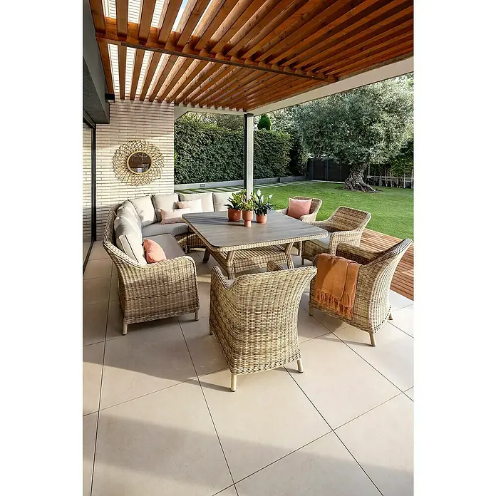 Sunfun Conjunto de muebles Milwaukee - 8 pzs., Ratán sintético, Arena - Elegante conjunto de patio con muebles de ratán bajo una pérgola de madera. El conjunto incluye una mesa de comedor, sillas y una cómoda sección con cojines.