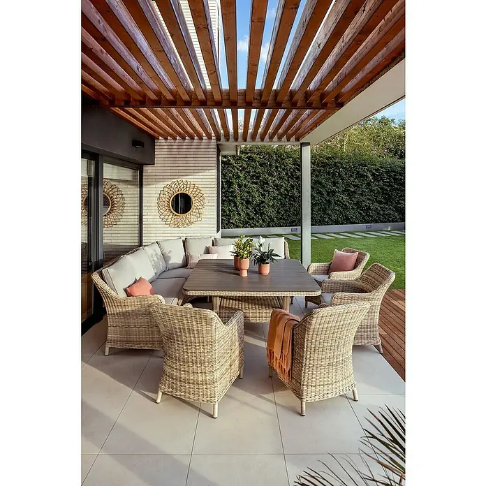 Sunfun Conjunto de muebles Milwaukee - 8 pzs., Ratán sintético, Arena - Conjunto de muebles de jardín con sillones de mimbre y una mesa bajo una pérgola de madera. El conjunto ofrece una zona exterior elegante.