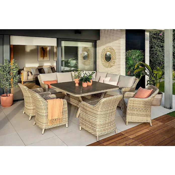 Sunfun Conjunto de muebles Milwaukee - 8 pzs., Ratán sintético, Arena - Acogedora zona exterior con un elegante conjunto de comedor y cómodos sillones de mimbre para momentos de relax al aire libre.