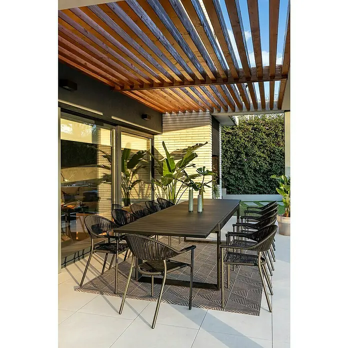 Silla de jardín Melk - 56 x 57 x 80 cm, Antracita, Cuerda, Apilable - Elegante conjunto de comedor de jardín con mesa y sillas a juego bajo una pérgola de madera.