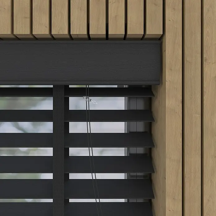 Jalousie BambusB x H: 90 x 130 cm, Schwarz, Holz - Detailaufnahme von schwarzen Holzjalousien vor einem Fenster, umgeben von einer Holzvertäfelung, die eine moderne und elegante Fensterdekoration zeigt.