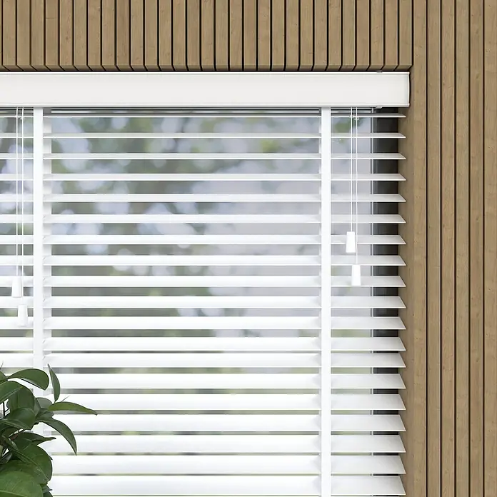 Jalousie BambusB x H: 90 x 175 cm, Weiß, Holz - Nahaufnahme von weißen Jalousien vor einem Fenster, die ein helles, natürliches Licht hereinlassen und eine elegante Atmosphäre schaffen.