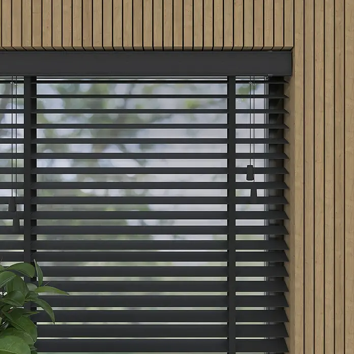 Jalousie BambusB x H: 90 x 130 cm, Schwarz, Holz - Schwarze Jalousien vor einem Fenster mit hellem Holzrahmen. Die Jalousien sind geschlossen und verdecken die Aussicht.
