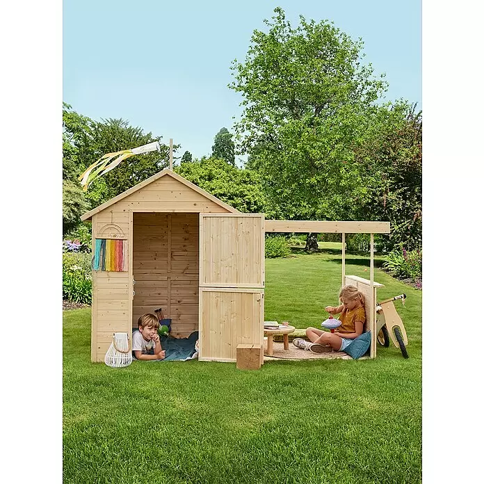 Soulet Spielhaus Eugenie - L x B x H: 256 x 127 x 162 cm, Holz - Hölzernes Spielhaus mit Theke, von zwei Kindern spielend genutzt.