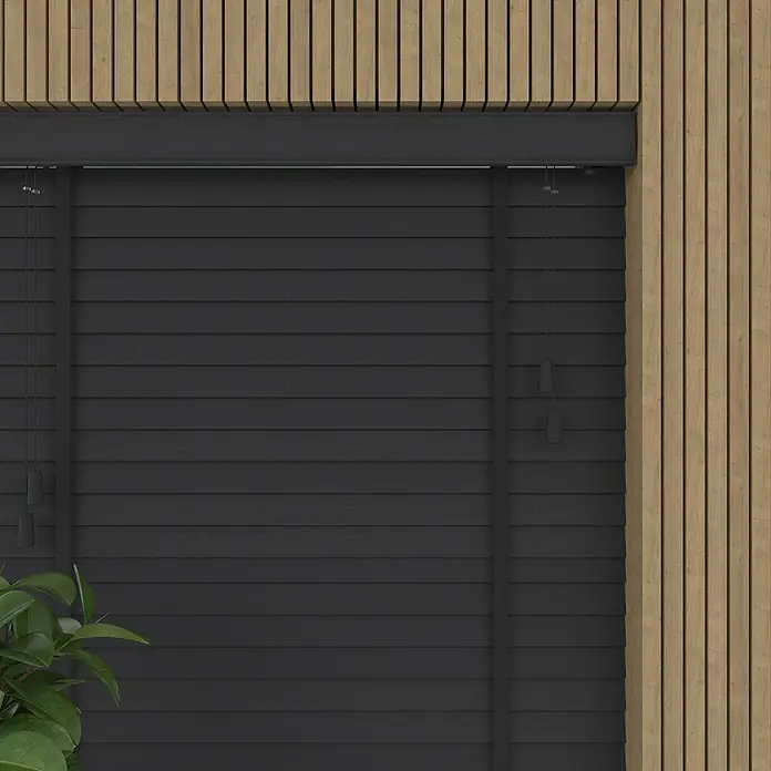 Jalousie BambusB x H: 90 x 130 cm, Schwarz, Holz - Nahaufnahme einer schwarzen Jalousie vor einer hellbraunen Holzvertäfelung, die ein elegantes und modernes Design zeigt.