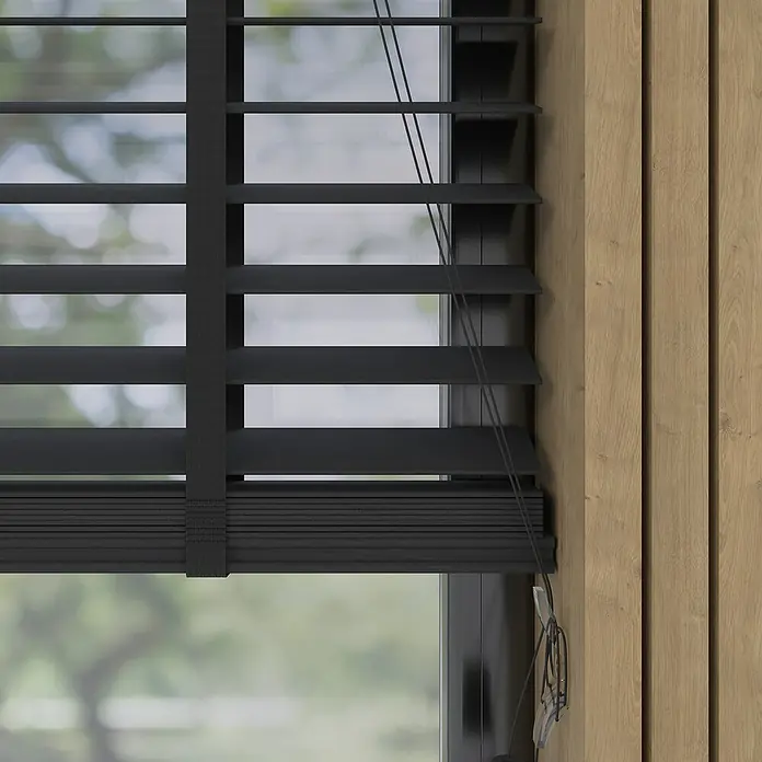 Jalousie BambusB x H: 90 x 130 cm, Schwarz, Holz - Detailaufnahme von schwarzen Jalousien vor einem Fenster, die eine stilvolle und moderne Fensterdekoration zeigen.