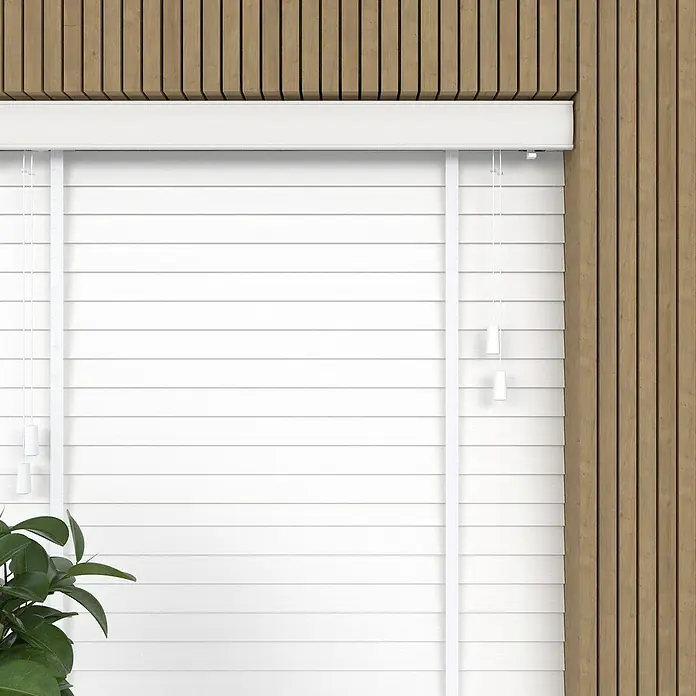 Jalousie Bambus - B x H: 105 x 240 cm, Weiß, Holz - Weisse Jalousien bedecken ein Fenster und bieten Privatsphäre und Lichtkontrolle. Holzpaneele ergänzen das moderne Interieur und sorgen für Wärme.