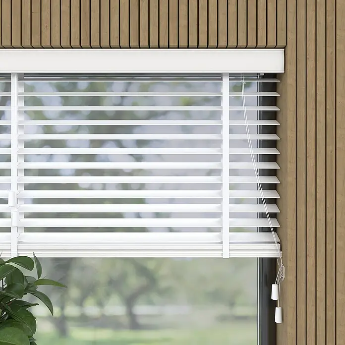 Jalousie BambusB x H: 90 x 175 cm, Weiß, Holz - Nahaufnahme von weißen Jalousien vor einem Fenster, die ein helles, gefiltertes Licht hereinlassen und für Privatsphäre sorgen.