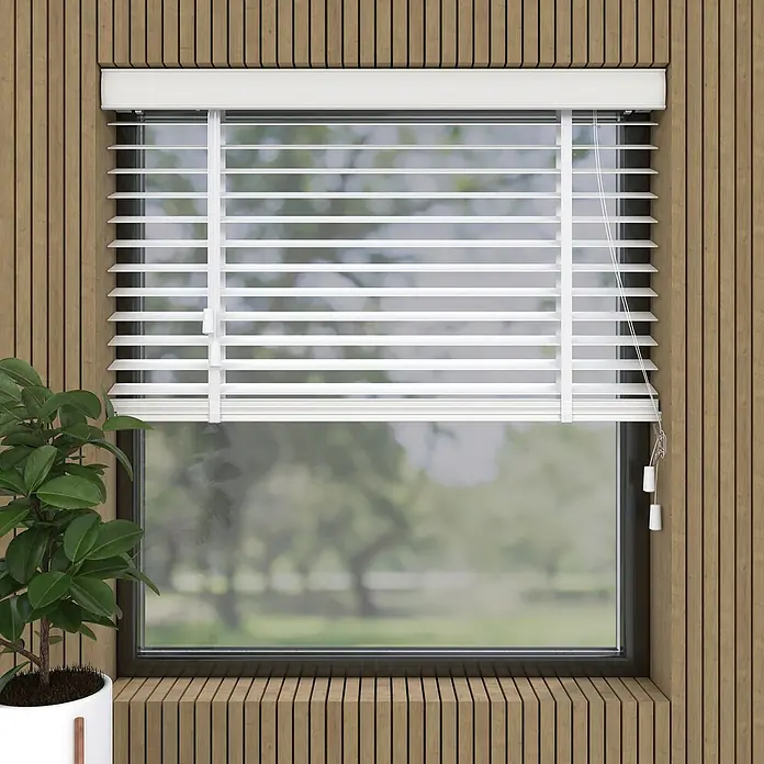 Jalousie BambusB x H: 90 x 175 cm, Weiß, Holz - Detailaufnahme eines Fensters mit weißen Jalousien, die für Privatsphäre und Lichtsteuerung sorgen und eine moderne Ästhetik bieten.