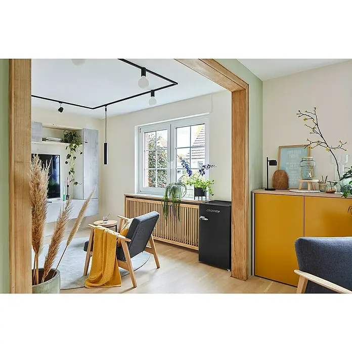 Respekta Vollraumkühlschrank Rico - Nutzinhalt Gesamt: 92 l, 44,7 x 47,4 x 83,1 cm, Schwarz - Ein stilvolles Wohnzimmer mit einem coolen schwarzen Minikühlschrank, der perfekt zum modernen Interieur passt. Ideal für kleine Räume!