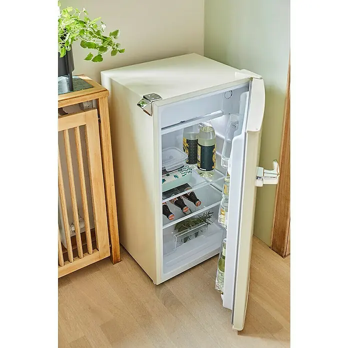 Respekta Vollraumkühlschrank Rico - Nutzinhalt Gesamt: 92 l, 44,7 x 47,4 x 83,1 cm, Cream - Ein cremefarbener Minikühlschrank steht mit offener Tür in einem Raum, gefüllt mit Getränken und kleinen Behältern.