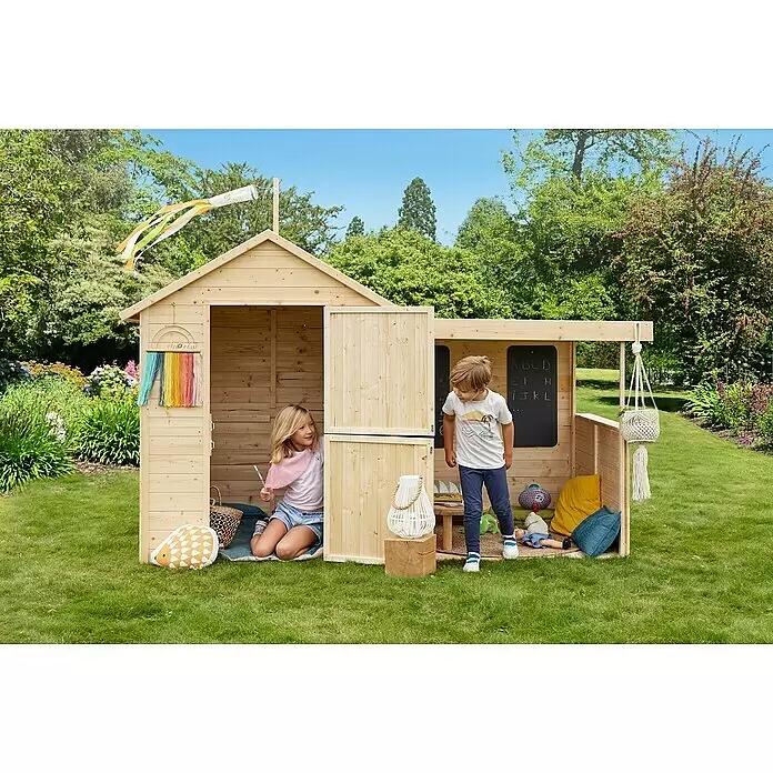 Soulet Spielhaus Sarah - L x B x H: 252 x 127 x 162 cm, Holz - Naturholz-Spielhaus für Kinder mit geschlossenem Bereich und offenem Bereich mit Tafeln, von zwei Kindern genutzt.